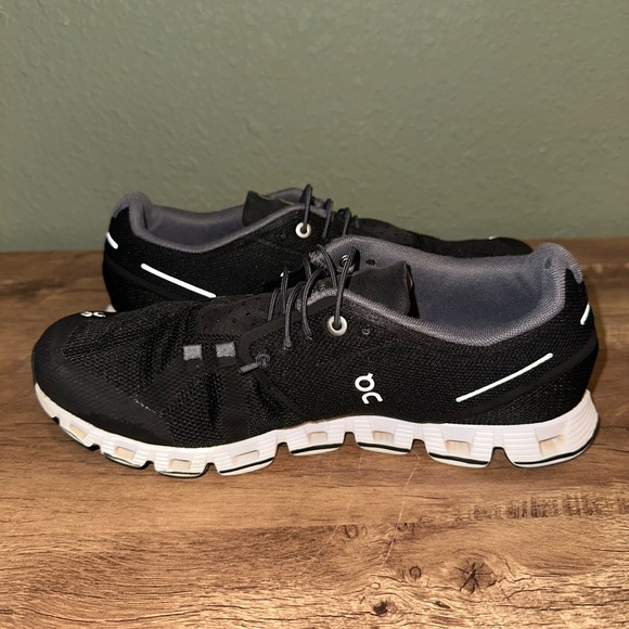 On Cloud Women’s Size 9.5 Black White Athletic Running Shoes Swiss Engineering - Picture 3 of 10